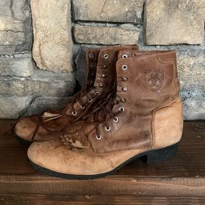 Vintage Ariat lace up boots! Size 8